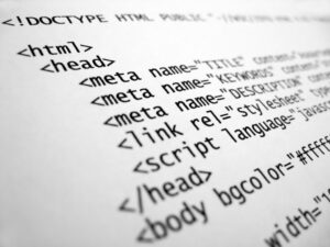 Close-up van HTML-code met verschillende tags zoals ``, ``, ``, `` en ``.
